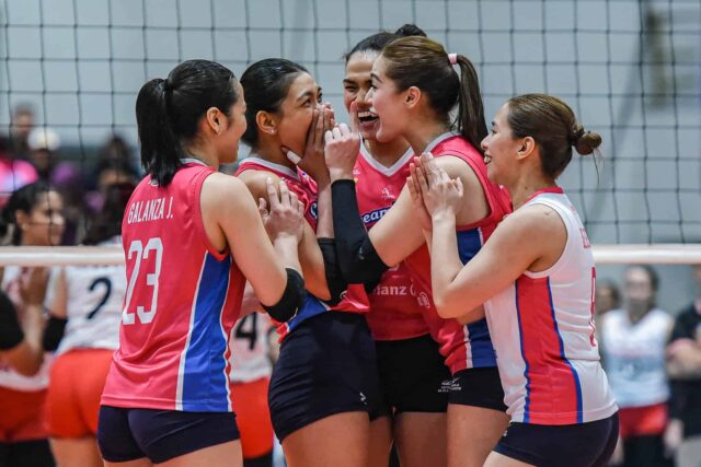 Alyssa Valdez e Creamline Cool Smashers durante um PVL na partida da turnê contra Chery Tiggo Crossovers. 