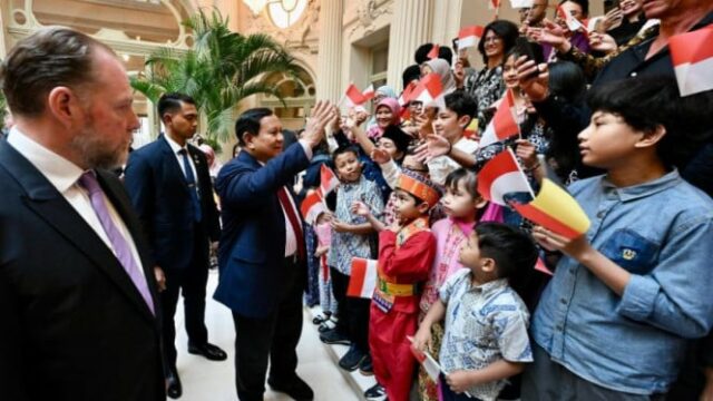 Pabowo chegou a Bruxelas, iniciando uma visita diplomática à Europa e se encontrando com o rei da Bélgica

