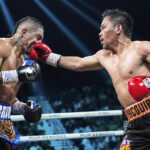 Mario Barrios está lutando contra Manny Pacquiao à esquerda no sábado, 19 de julho de 2025, em uma luta de boxe em Las Vegas. (