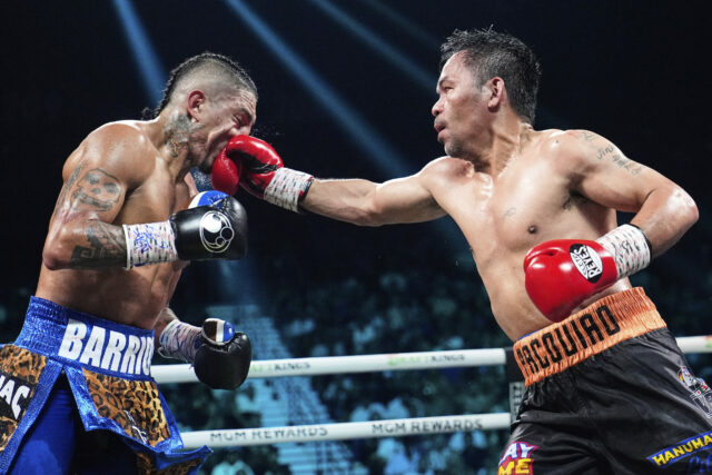 Mario Barrios está lutando contra Manny Pacquiao à esquerda no sábado, 19 de julho de 2025, em uma luta de boxe em Las Vegas. (
