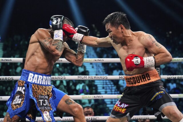 Mario Barrios está lutando contra Manny Pacquiao à esquerda no sábado, 19 de julho de 2025, em uma luta de boxe em Las Vegas.
