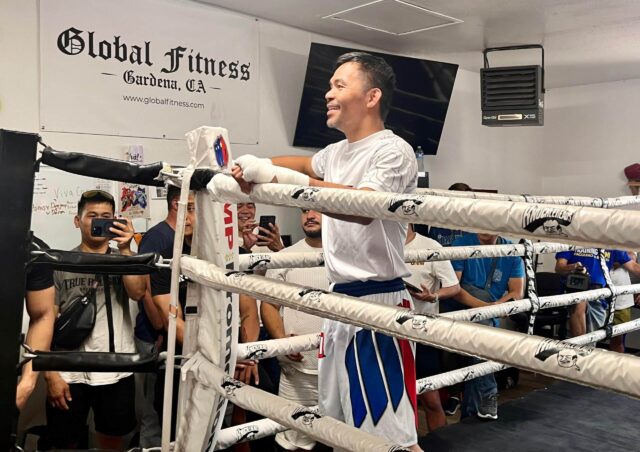 Manny Pacquiao está no Knuckleheads Boxing Sports Hall, em Las Vegas, em frente à sua luta contra Mario Barrios.