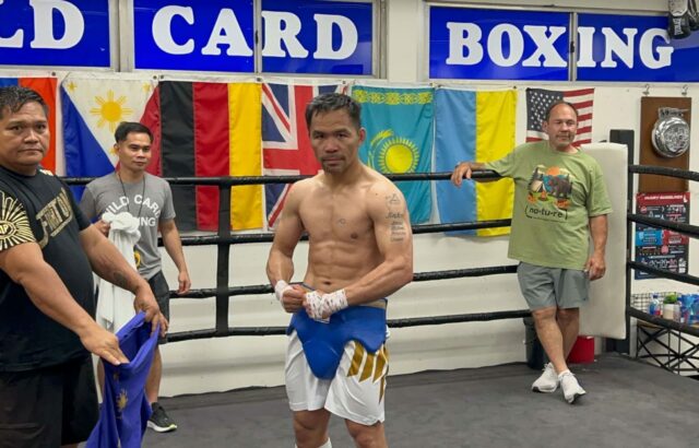 Pacquiao vs Barrios Manny Pacquiao posa para fotos depois de terminar. Sessão de treinamento no Wild Card Sports Hall em Los Angeles