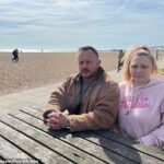Emily Pulman e Mark Pulman (ambos na foto), moderno e padrasto para Jason Pulman, de 15 anos, que tirou a própria vida enquanto ele estava na lista de espera da Clínica do NHS-Gone, combina com isso