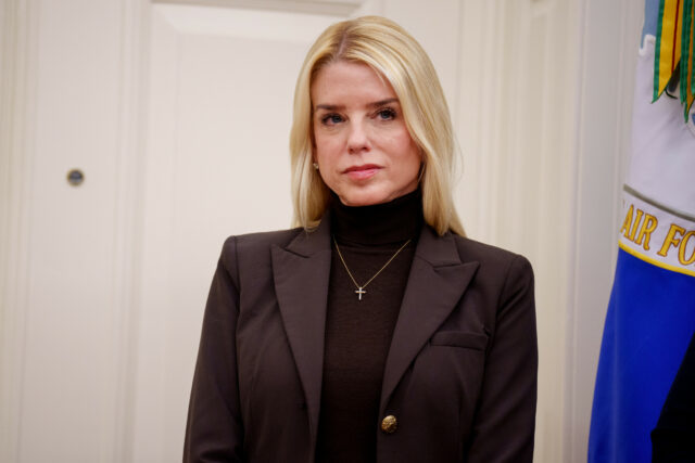 Pam Bonds abaixo da lista de feitiços Jeffrey da lista de clientes

