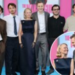 Pamela Anderson e Liam Neeson posam com seus filhos para a estréia de "Naked Gun" depois de ligar para as fofocas de namoro