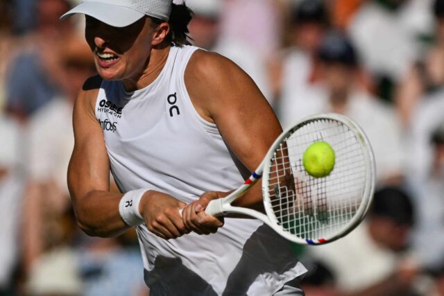 A IGA Swiatek, da Polônia, em 10 de julho de 2025, joga um retorno a Belinda Bencic, na Suíça durante os onze dias do Campeonato de Wimbledon de 2025 em Wimbledon, Wimbledon, sudoeste de Londres.