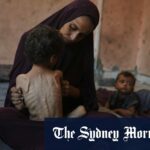 Naima Abu Plen e dois anos Yazan em Shati dirigem o acampamento em Gaza City.