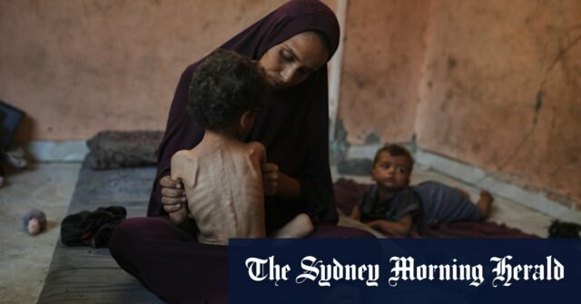 Naima Abu Plen e dois anos Yazan em Shati dirigem o acampamento em Gaza City.