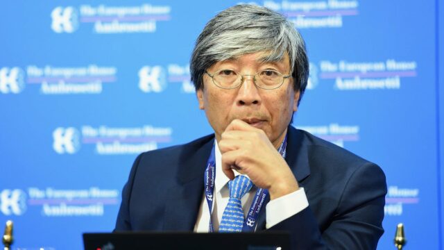 Patrick logo-Shiong manteve a propriedade no LA Times Public Sales para coletar US $ 75 milhões

