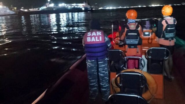 Pelo menos 2 mortos, 43 estão faltando depois que as balsas estavam afundando perto de Bali

