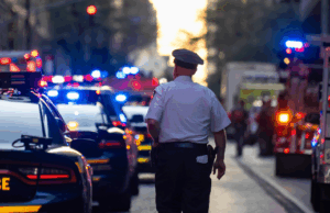 Pelo menos 3 tiros, incluindo o oficial, no saguão do prédio de escritórios de Bacrock e NFL Housing Pelo menos 3 tiros, incluindo o oficial, no saguão do prédio de escritórios de Bacrock e NFL Housing