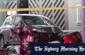 Pelo menos 30 feridos, sete motorista crítico do post batendo na multidão do lado de fora da boate Pelo menos 30 feridos, sete motorista crítico do post batendo na multidão do lado de fora da boate