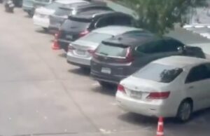 Pelo menos seis mortos quando atirador sai em um surto no mercado de alimentos de Bangkok antes de se matar Noi foi visto vestido com uma camiseta preta e shorts creme enquanto usava uma mochila estampada de camuflagem na frente