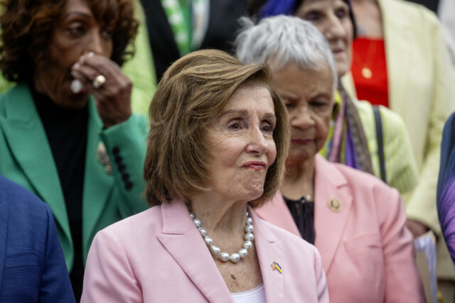 Pelosi diz 'Libere os arquivos' Após a Fallout 'Distração de Epstein


