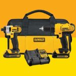 DeWalt 20 V Max Wiergło e um controlador de impacto com bateria e bolsa.