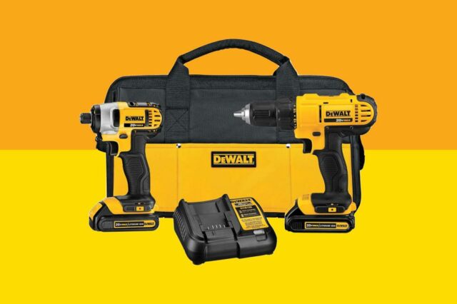 DeWalt 20 V Max Wiergło e um controlador de impacto com bateria e bolsa.