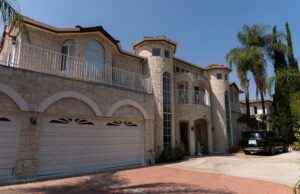 Brigas de reposição para bebês depois que 21 crianças da detenção do casal da Califórnia foram removidas Uma visão aérea mostra a casa de Silvia Zhang e Guojun Xuan na quarta -feira, 16 de julho de 2025, em Arcadia, Califórnia, onde, de acordo com a polícia de Arcadia, algumas crianças foram removidas da casa do casal em maio. (AP Photo/Jae C. Hong)