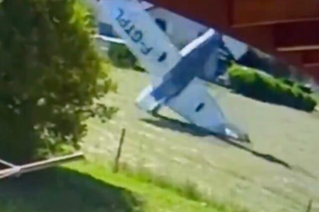 O avião caiu no campo.