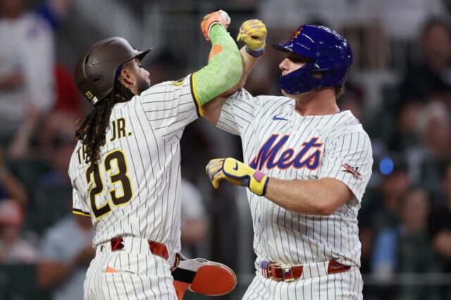 Pete Alonso #20 New York Metts comemora após sua corrida de três horas com Fernando Tatis Jr. #23 de San Diego Padres durante a sexta rodada do jogo All -Star MLB em 15 de julho de 2025 em Atlanta, Geórgia. 