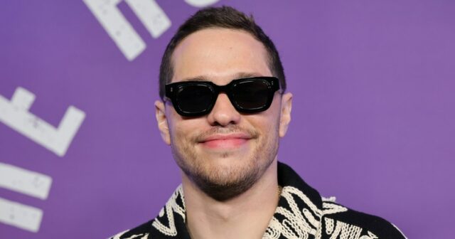 Pete Davidson participa do SNL50: O concerto de regresso a casa no Radio City Music Hall em 14 de fevereiro de 2025 na cidade de Nova York. 
