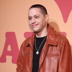 Nova York, Nova York - 15 de maio: (LR) Elsie Hewitt e Pete Davidson visitam em 15 de maio de 2025 na cidade de Nova York no 13º Blossom Ball anual no Pierre Hotel. (Foto de Theo Wargo/Getty Images)