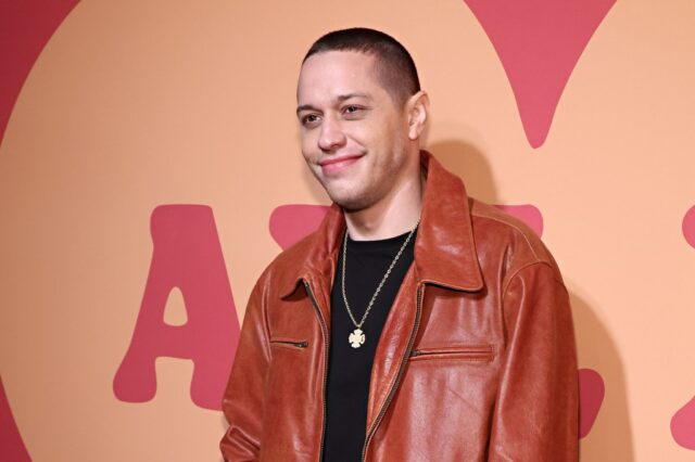 Nova York, Nova York - 15 de maio: (LR) Elsie Hewitt e Pete Davidson visitam em 15 de maio de 2025 na cidade de Nova York no 13º Blossom Ball anual no Pierre Hotel. (Foto de Theo Wargo/Getty Images)