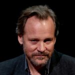 Peter Sarsgaard pede "ações coletivas" na América dividida no Festival Karlova Vary Film