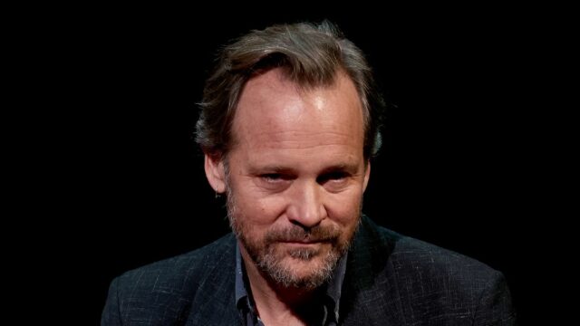 Peter Sarsgaard pede "ações coletivas" na América dividida no Festival Karlova Vary Film

