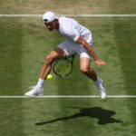 O tenista americano Ben Shelton comemora em Wimbledon.