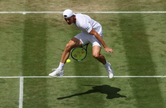 O tenista americano Ben Shelton comemora em Wimbledon.