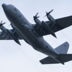 Planos militares dos Estados Unidos envolvidos em um avião nítido