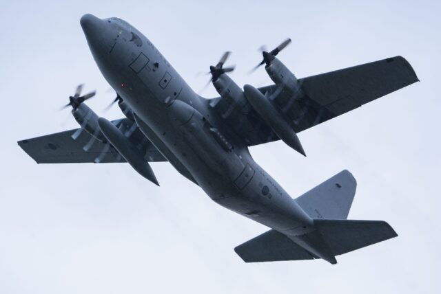 Planos militares dos Estados Unidos envolvidos em um avião nítido

