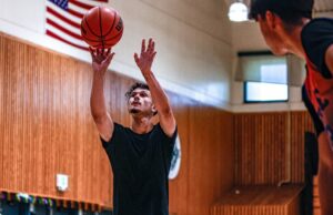 Pneus acessíveis: não deixe as camisas enfrentadas com o início Um jogador do time da AAU Jatt Da Maqula para defender um tiro no sábado, 14 de junho de 2025, durante um jogo de torneio na Missão da Faculdade em Santa Clara. (Alexis Carrillo/Mosaic)