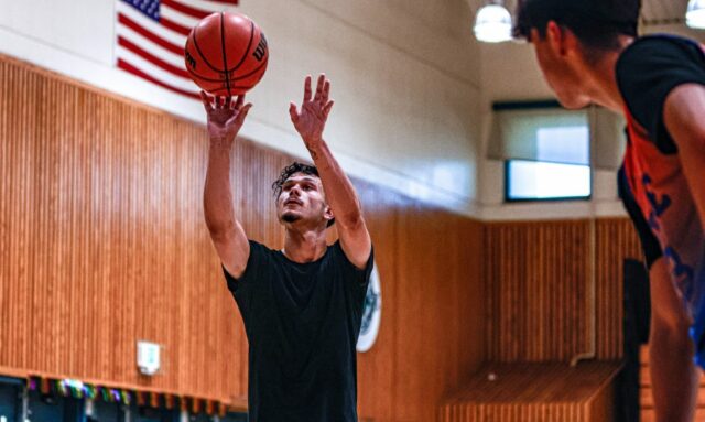 Um jogador do time da AAU Jatt Da Maqula para defender um tiro no sábado, 14 de junho de 2025, durante um jogo de torneio na Missão da Faculdade em Santa Clara. (Alexis Carrillo/Mosaic)