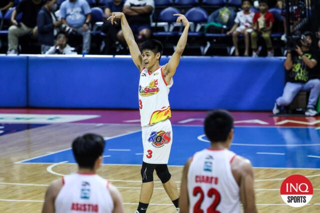 TNT TROPANG 5G contra a Copa das Filipinas do PBA durante o jogo semifinais Rain ou Elasto Painters Gian Mamuyac.