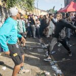 Imagem: Um homem que pratica uma grande técnica de zumbis durante uma mudança no Carnaval de Notting Hill no ano passado