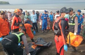 Polri chama o KMP Tunu Pratama Jaya para enfrentar o mau tempo e ondas altas antes de afundar Polri chama o KMP Tunu Pratama Jaya para enfrentar o mau tempo e ondas altas antes de afundar