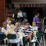 Os turistas que visitam Portofino, uma pequena cidade costeira na Riviera Italiana na Ligúria, agora enfrentam multas para realizar uma variedade de documentos geralmente vistos no exterior