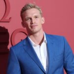 Por que Cody Simpson deixou a música para nadar, e o que a traz de volta