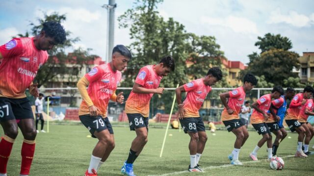 Por que a Bengala Oriental contra Behala Sporting Sporting Liga de Futebol de Calcutá é interrompida?


