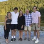 Stacy Chapin e seu marido Jim são vistos com seus trigêmeos Maizie, à esquerda, Ethan, outros da esquerda e Hunter, à direita, no Priest Lake, o lugar favorito de seu filho, durante uma viagem em família em julho de 2022