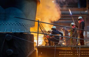 Por que o co-fundador da Dispo deu o salto das mídias sociais para fazer amostras Steel workers releasing molten metal into a mould.