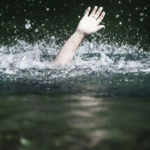 Povered: homem de 74 anos em uma piscina