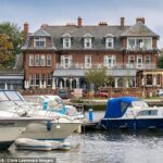 Uma vista geral de Oulton Broad, onde uma barco a motor colidiu com uma casa de barco de mesa na quinta -feira à noite