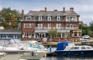 Powerboat esmaga a casa de barco em Lowestoft: Guarda costeira e equipes competiram por “incidente marinho grave” Uma vista geral de Oulton Broad, onde uma barco a motor colidiu com uma casa de barco de mesa na quinta -feira à noite