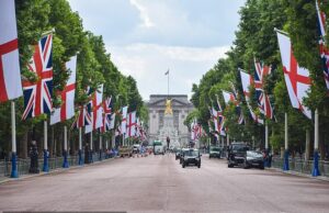 Preparativos finais para o desfile de ônibus abertos das leoas ao longo do shopping quando milhares de fãs celebrariam a vitória histórica do Euro 2025 Os preparativos estão em andamento no shopping center para o gerente de ônibus de topo da Leoneses, ainda hoje
