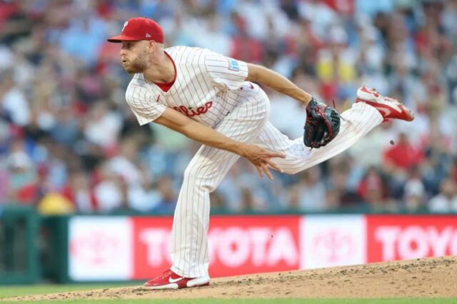Zack Wheeler #45 com a Philadelphia Phillies Bace na quarta rodada contra o Boston Red Sox durante uma partida no Citizens Bank Park em 21 de julho de 2025 na Filadélfia, Pensilvânia. 