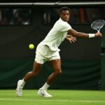 Holger Rune comemora em Wimbledon.