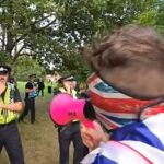 A polícia ficou em vigor quando as multidões acenaram com as bandeiras e instrumentos quebrados da União convergirem no Britannia Hotel, na área de Seacroft da cidade